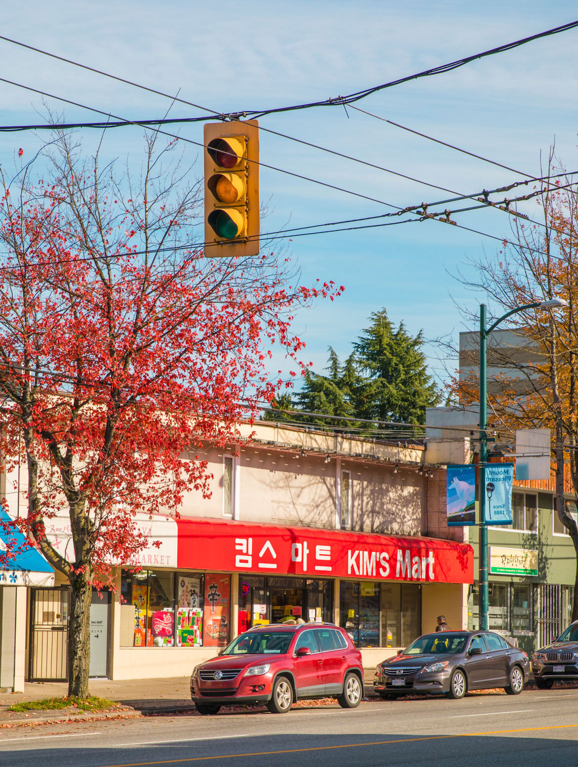 Kim's Market from across the street on Broadway